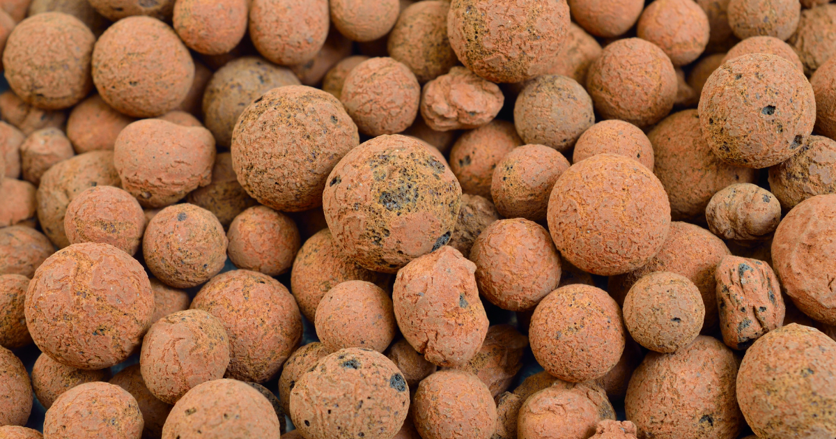 Porównanie: Keramzyt vs. inne materiały budowlane – który&nbsp;materiał wybrać?