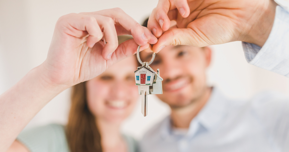 Wymarzony dom dla dwojga – kluczowe aspekty wyboru projektu domów prefabrykowanych